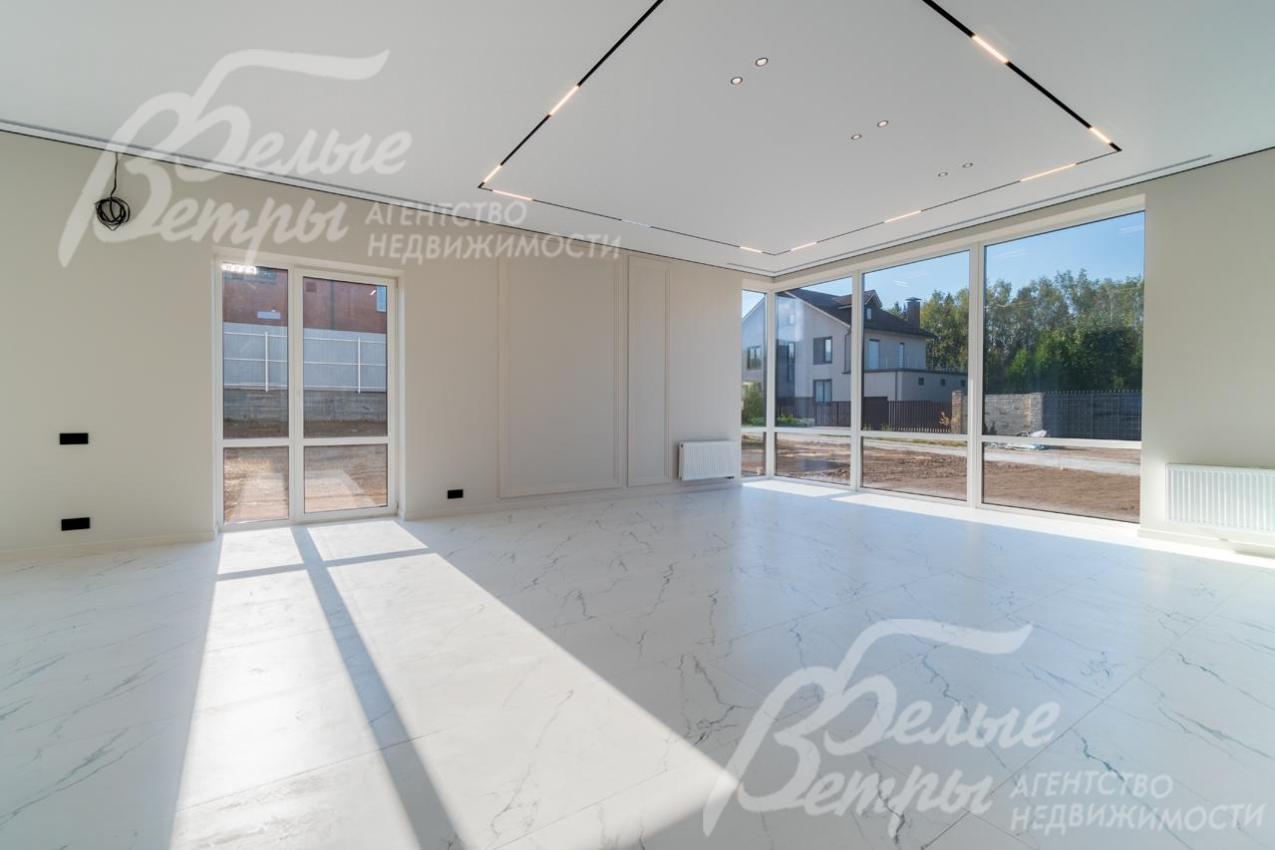 Современная отделка в светлых тонах, панорамные окна от пола