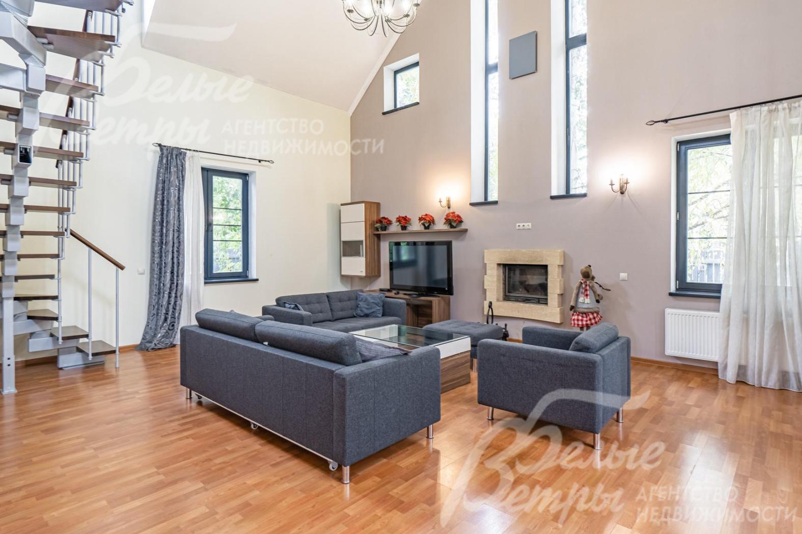 Светлая просторная гостиная с камином