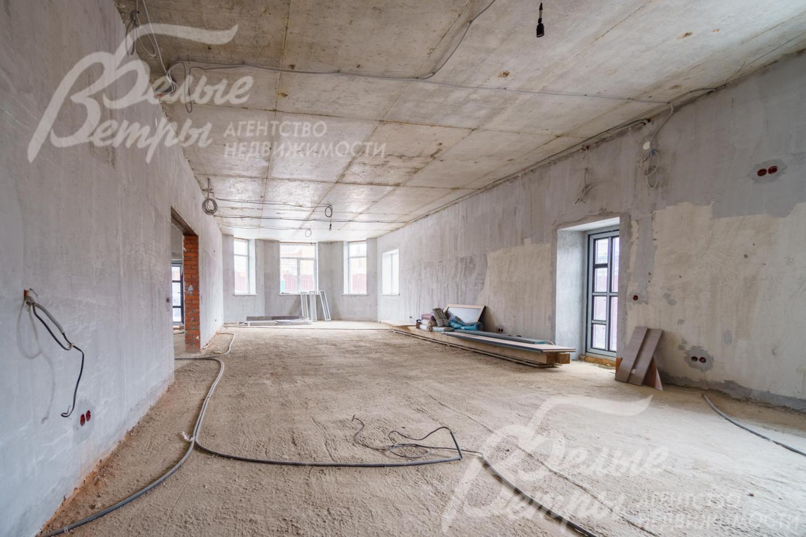 Просторная кухня-гостиная-столовая на первом этаже