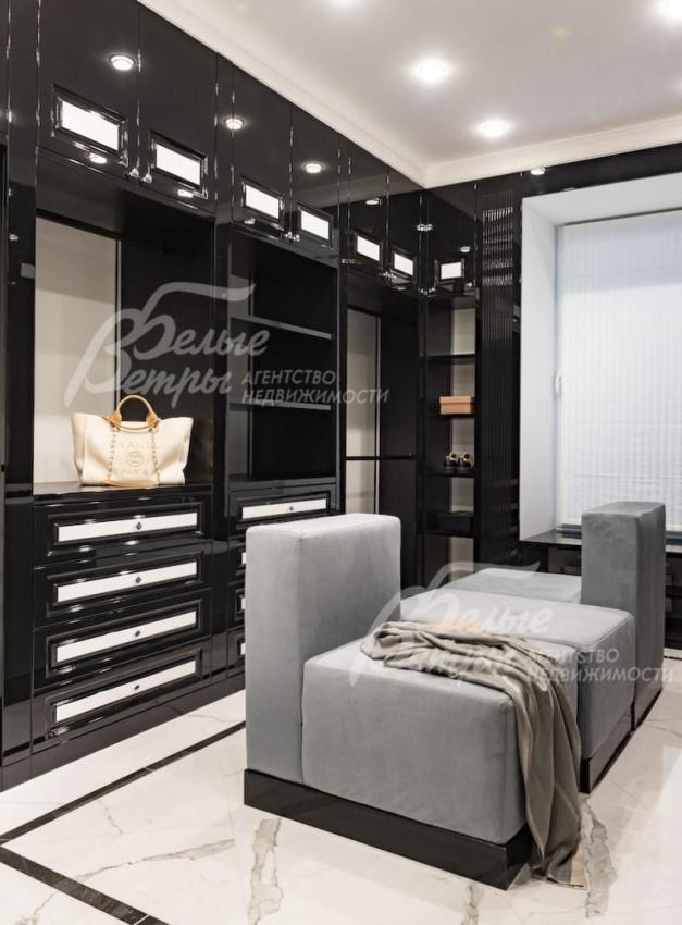 Гардеробная при мастер-спальне