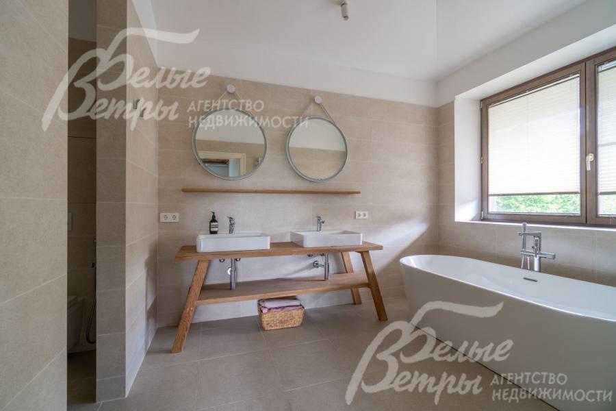 Санузел первой мастер-спальни с душевой и ванной