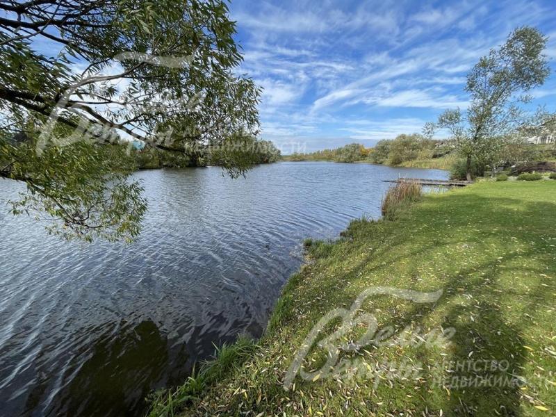 Участок граничит с живописным озером.