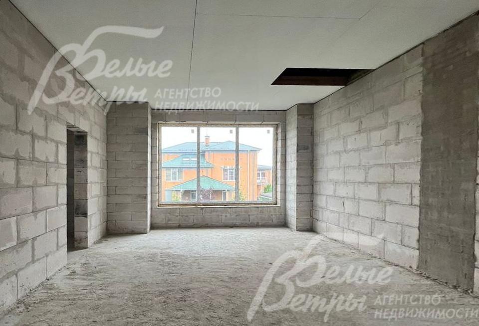 Дом - под отделку: большие окна обеспечивают прекрасное естественное освещение помещений