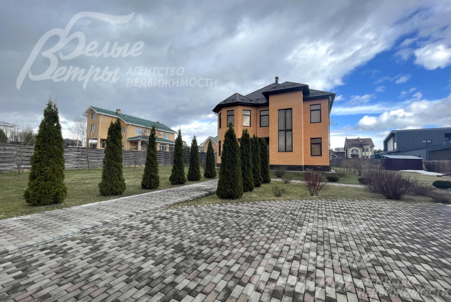 Большая открытая парковка из брусчатки на жб основании.