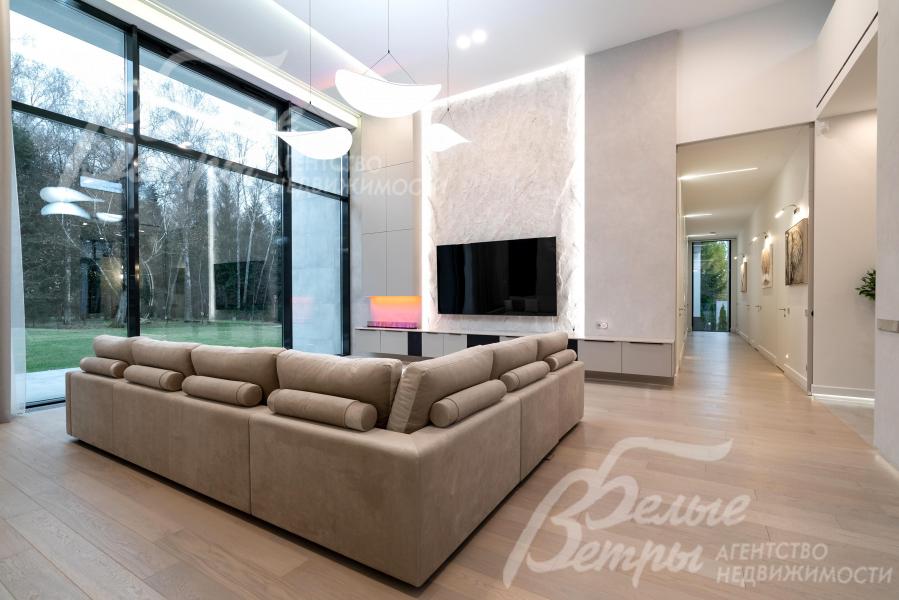 Стены дома окрашены в бежево-молочные тона, на полу - керамогранит и инженерная доска (пол - с подогревом)