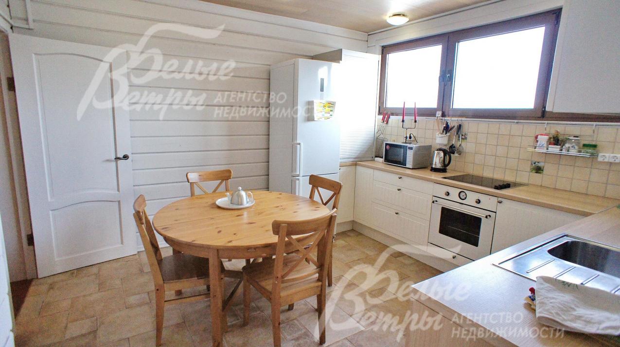 Гостевой домик: кухня-столовая 23 кв.м  с выходом на летнею террасу.