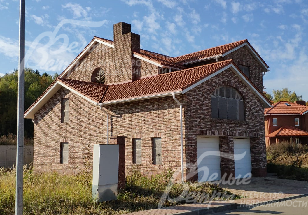 Стены дома облицованы австрийским клинкерным кирпичом, кровля – из натуральной керамической черепицы