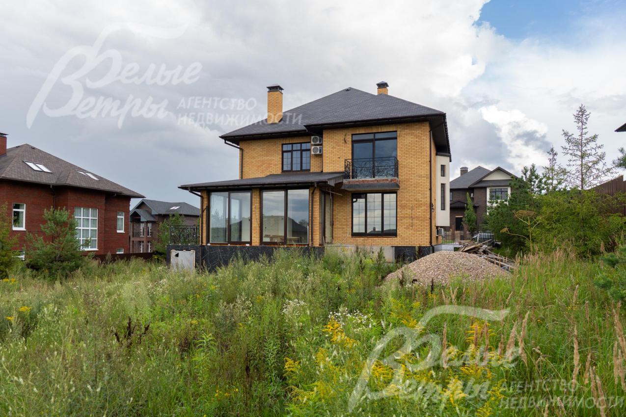 Территория участка - без деревьев, готова к реализации ландшафтного дизайна