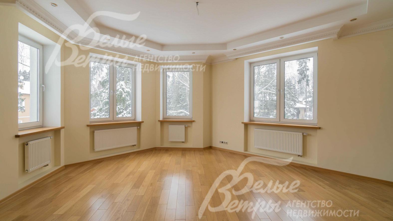 Спальня с гардеробной и большой ванной комнатой на втором этаже