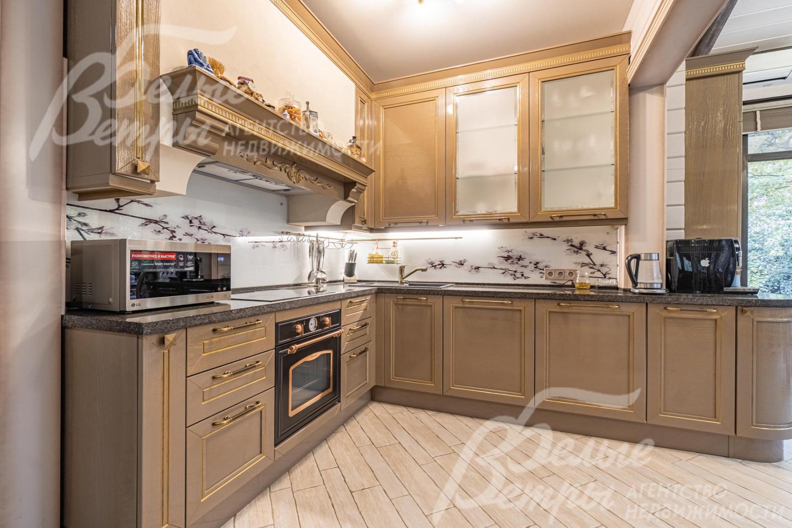 Установлен кухонный гарнитур Record Cucine (Италия) со встроенной техникой Beltratto (Италия)