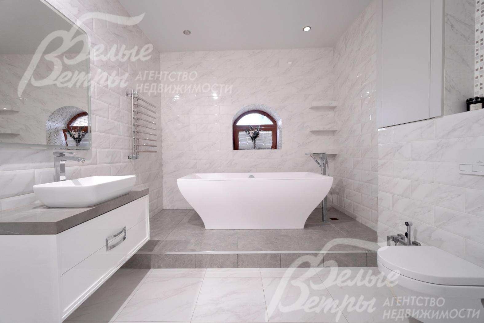 Санузел на втором этаже: в центре - дорогостоящая отдельностоящая ванна Villeroy & Boch La Belle