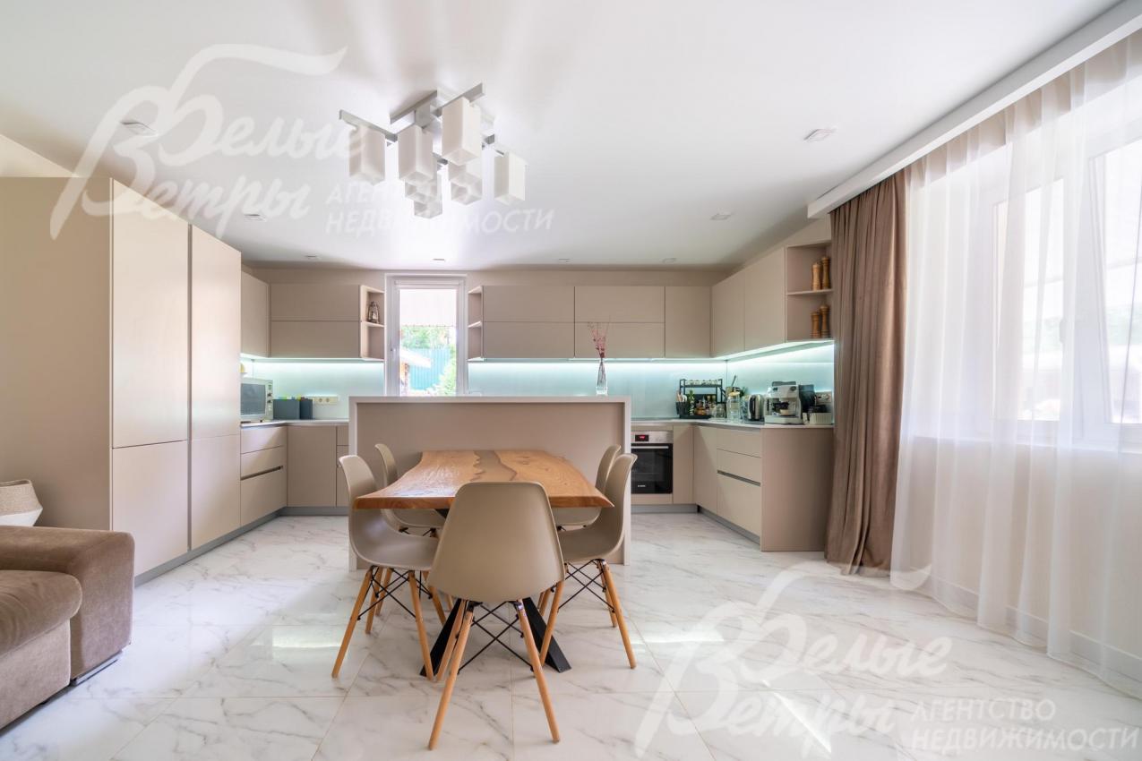 Качественный кухонный гарнитур со встроенной бытовой техникой