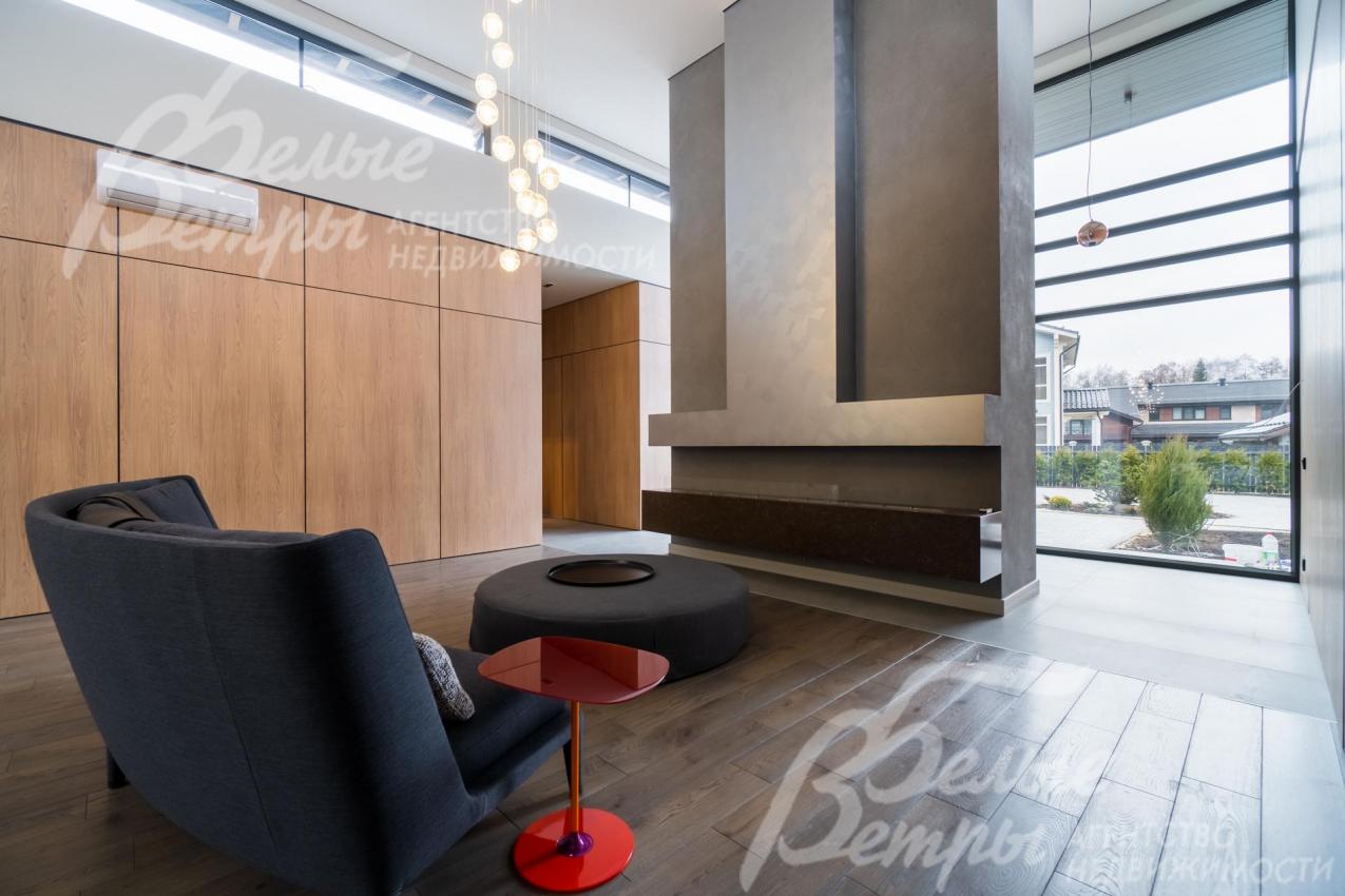 Стильный акцент интерьера - современный большой биокамин, создающий атмосферу уютна и тепла 