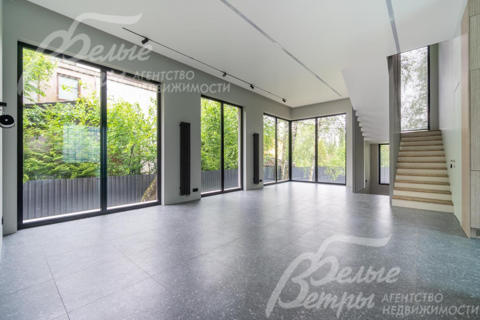 Дом - с отделкой под ключ в пастельной цветовой гамме, детали планировки тщательно продуманы