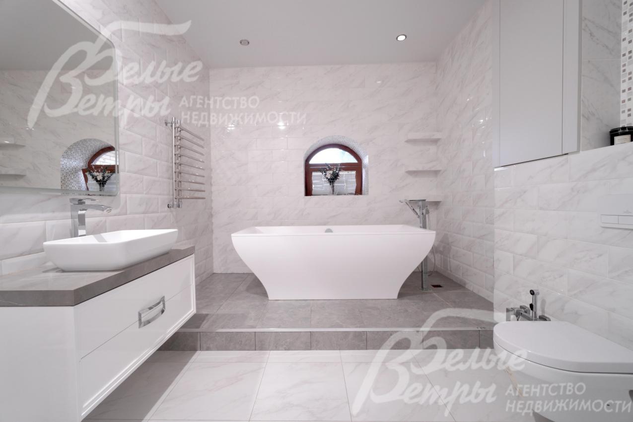 Санузел на втором этаже: в центре - дорогостоящая отдельностоящая ванна Villeroy & Boch La Belle