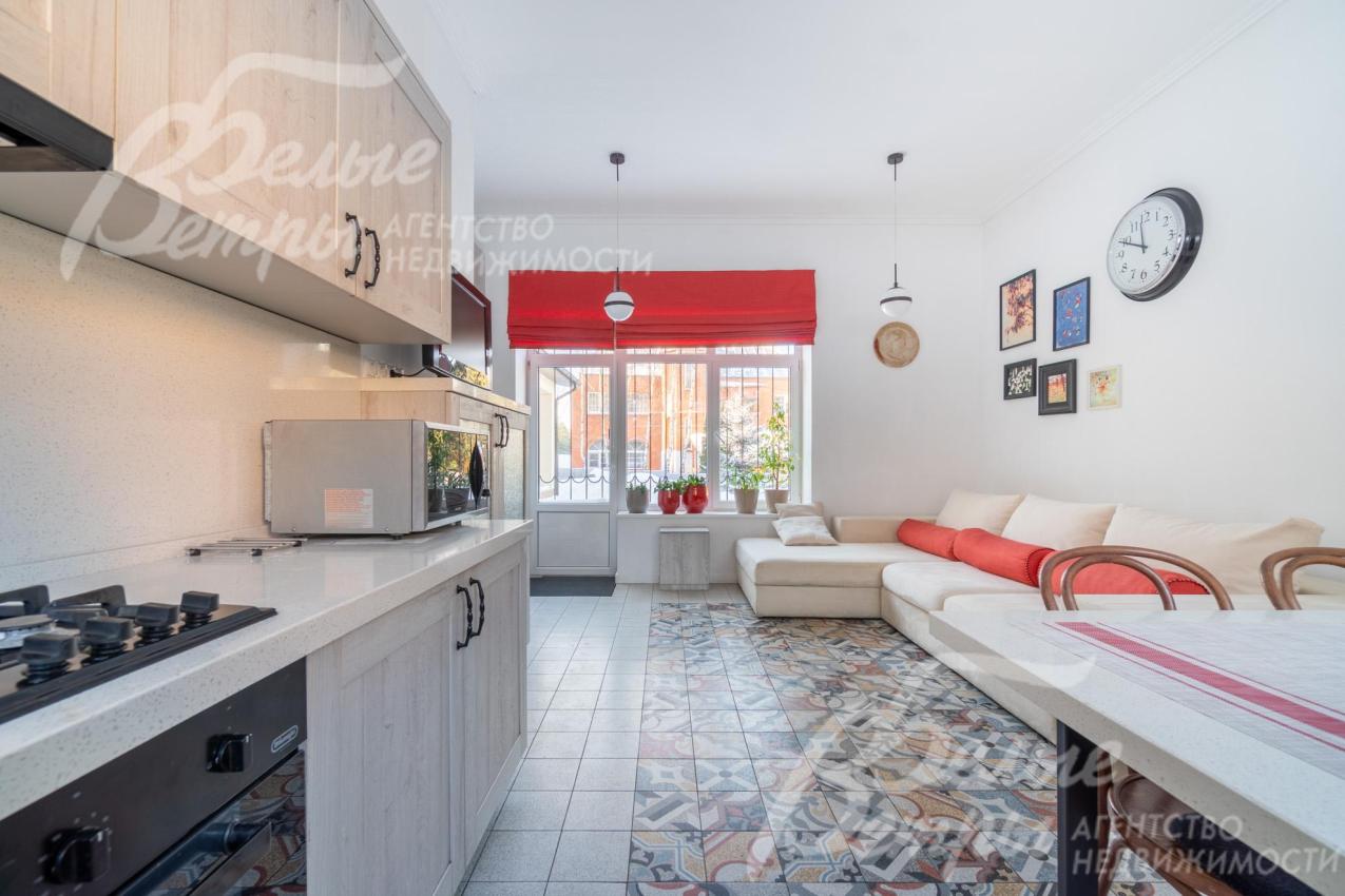 Дом полностью меблирован, оснащён техникой и готов к проживанию.