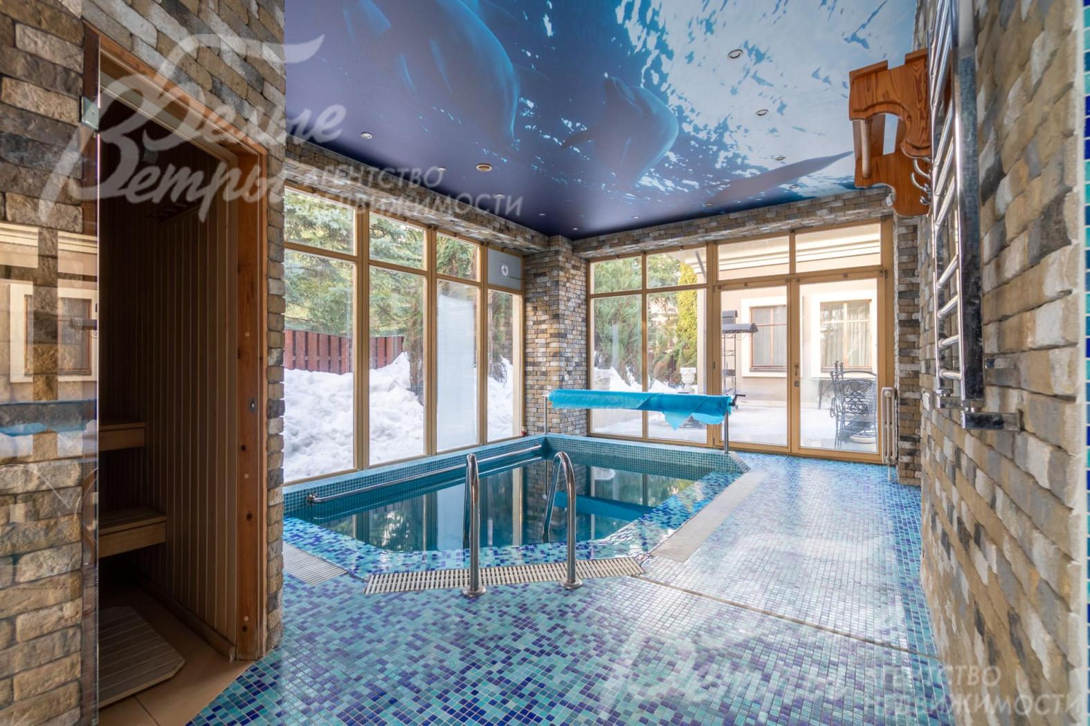 В спа-зоне есть сауна, душевая, обливное ведро, из спа-зоны можно выйти на участок