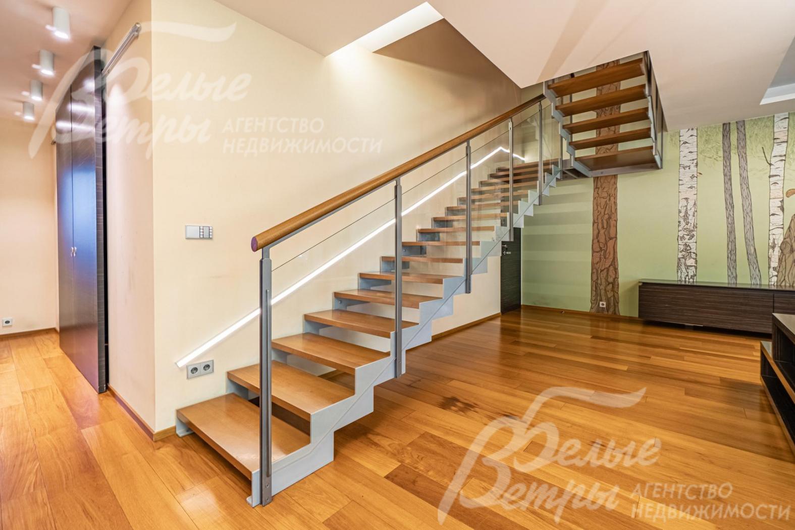 Лестница Alfa Scale (Италия): легкое металлическое основание, ступени и поручни деревянные шпонированные буком