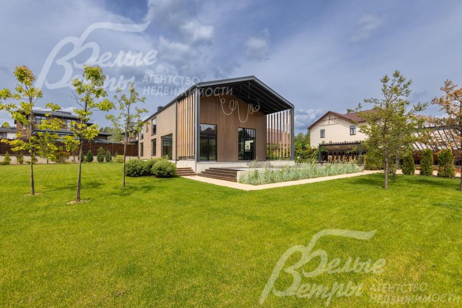 Высажены плодовые деревья: яблони, вишня, рябина.