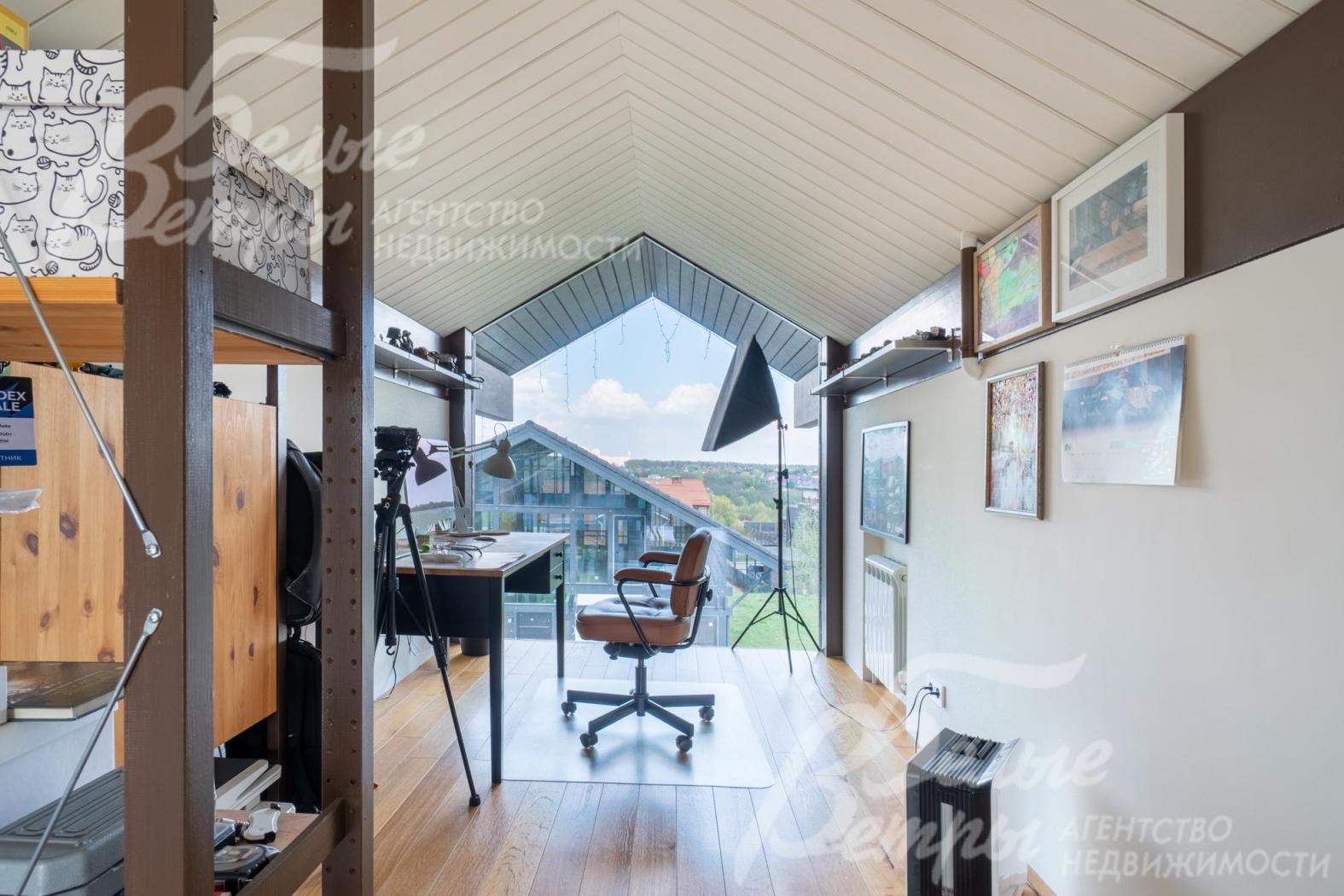 В мансарде может располагаться кабинет или кинотеатр