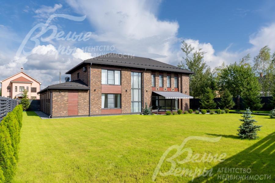 Идеальный газон с автополивом (5 зон), также подземная разведка система полива через шланг (несколько точек во всех частях участка). 