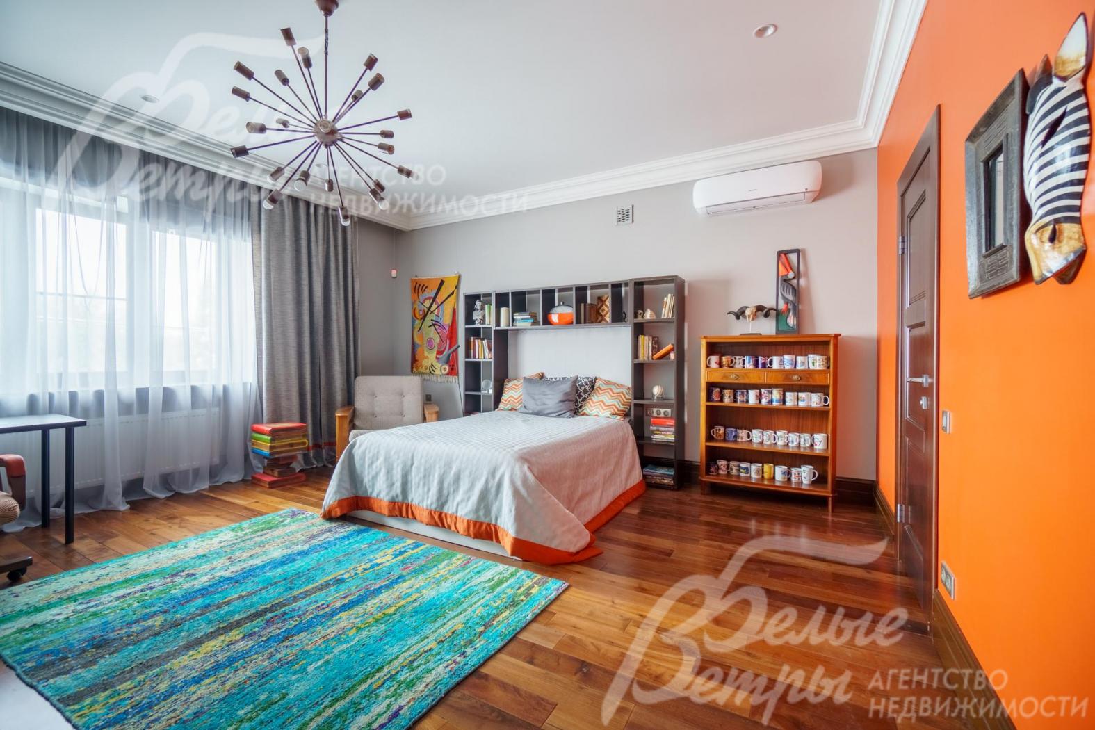 В отделке детской спальни (30 кв.м, с собственным санузлом) представлена тема животных и Африки.