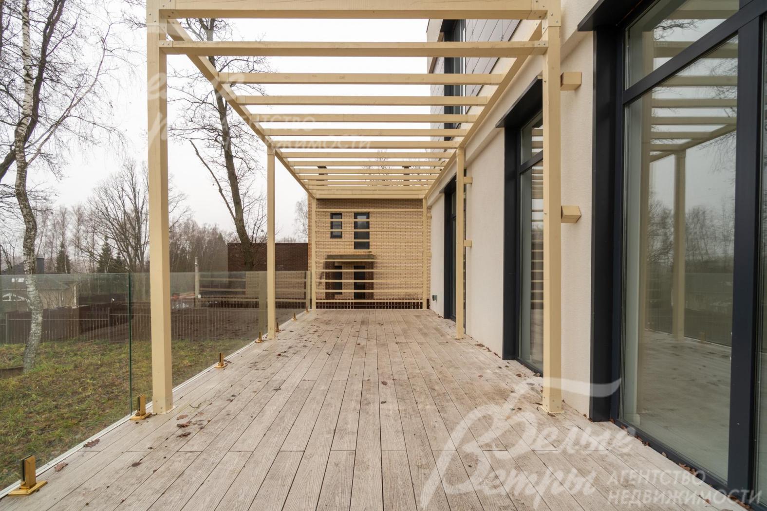 На первом этаже находится терраса площадью 38 кв.м