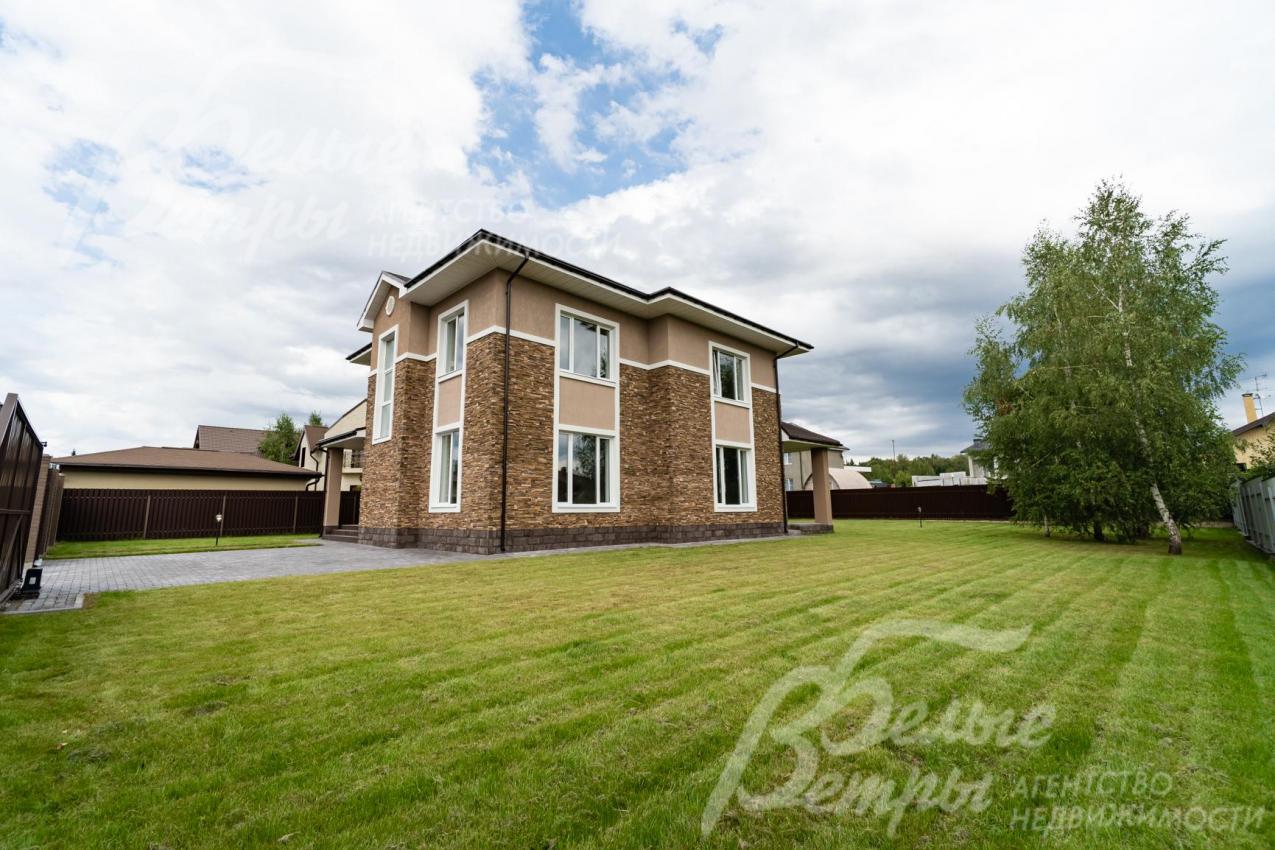 Перед домом организована площадка для стоянки автомобилей.