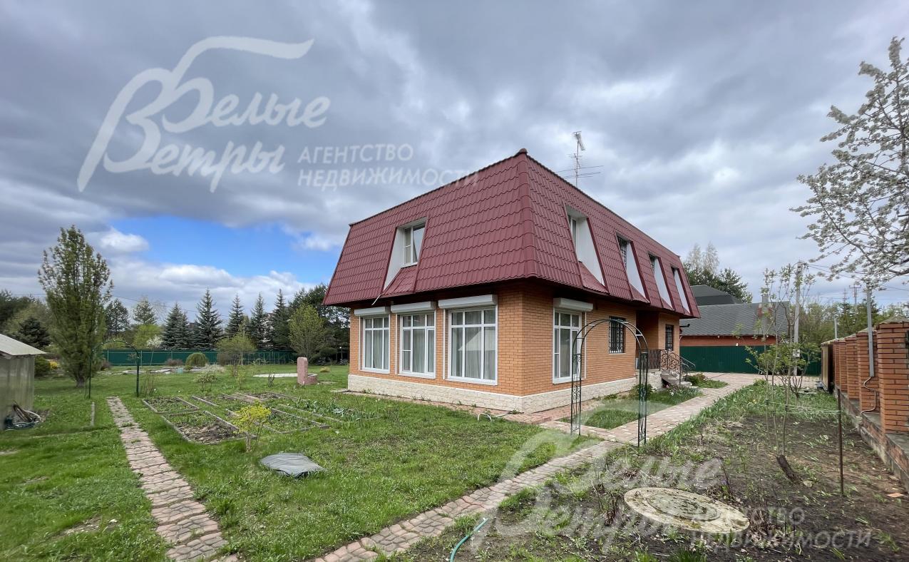 Дорожки выложены плиткой