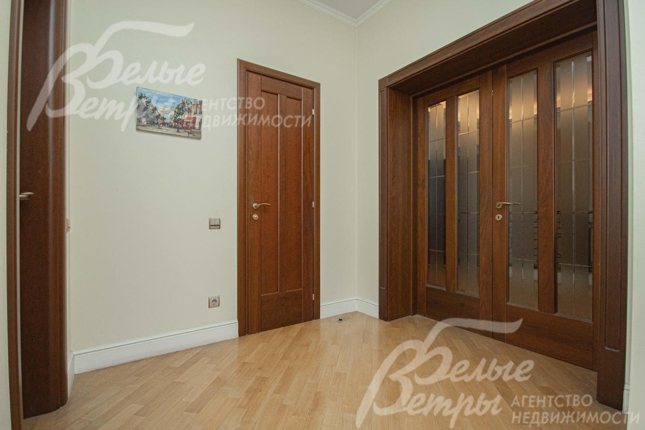 Двери из массива ореха (Gоrоffоli), фурнитура Bugatti (Италия). 