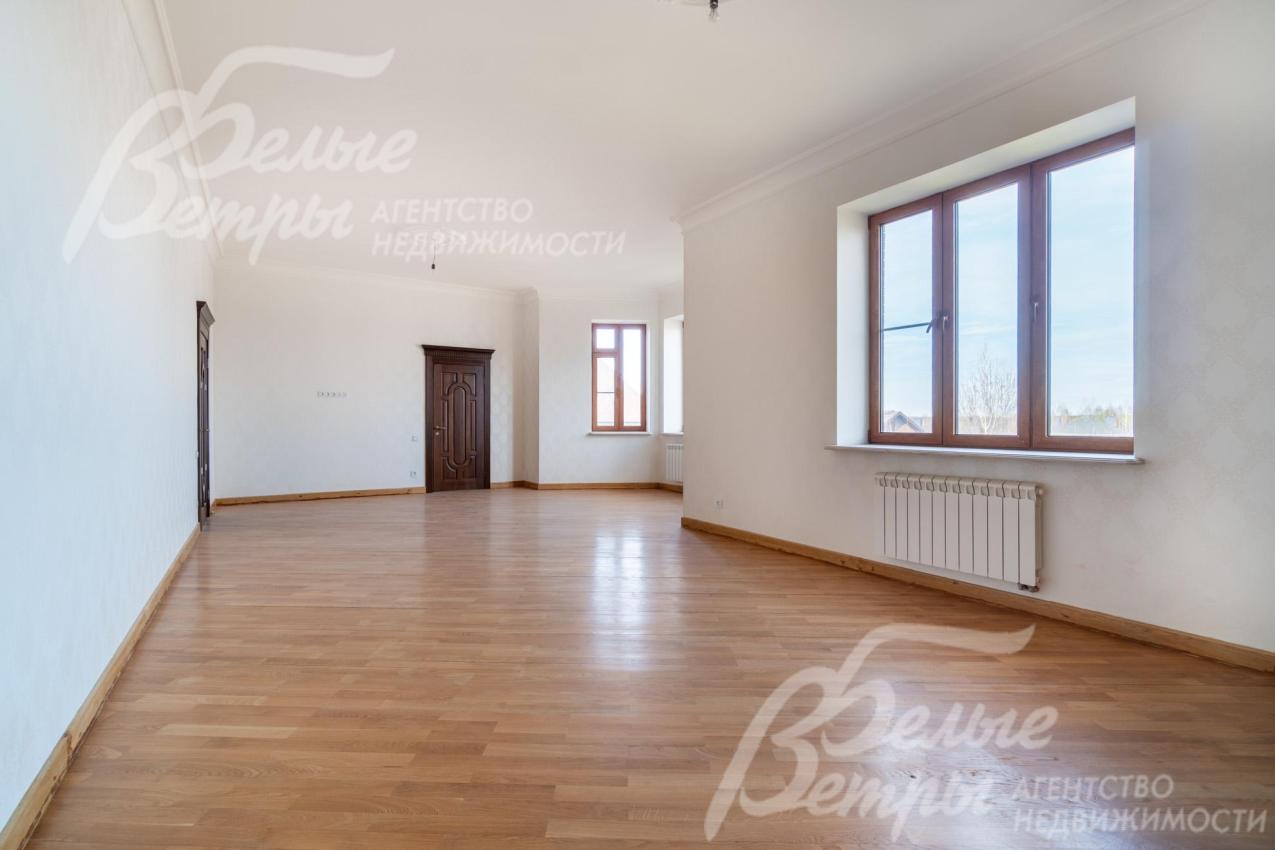 Зона гостиной: на полу - паркет из массива дуба с дубовыми плинтусами, тёплые полы