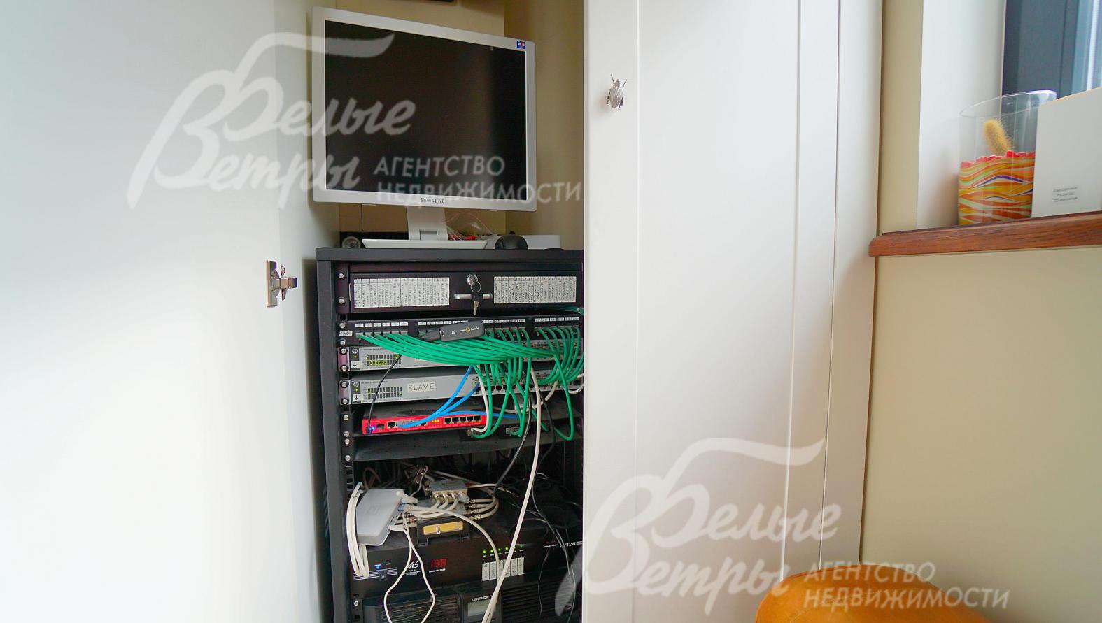 Серверный шкаф - в доме очень продвинутые слаботочные системы 