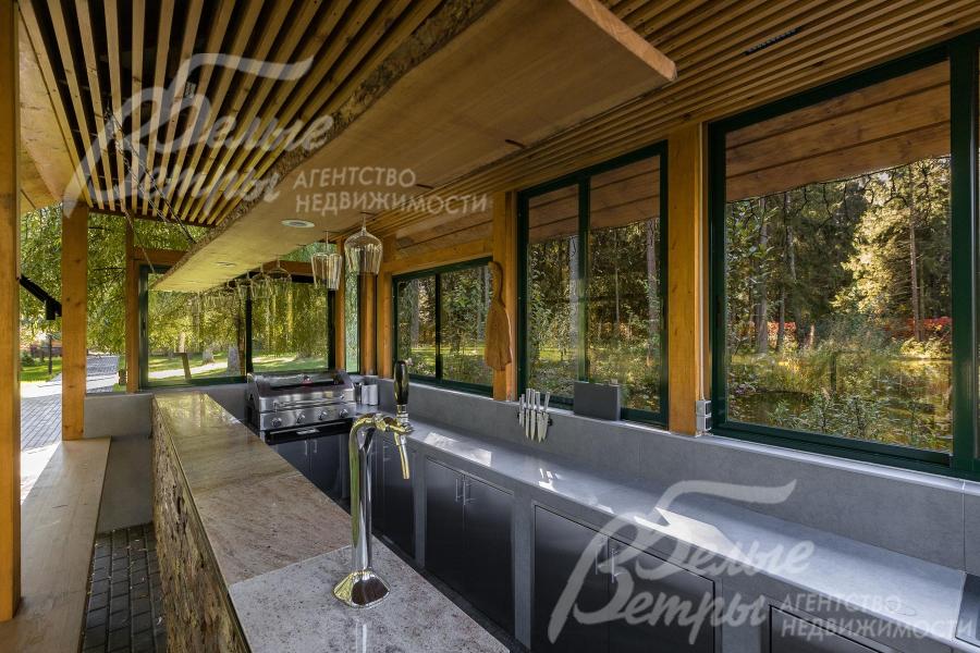 Летняя кухня - с алюминиевыми раздвижными окнами с трёх сторон и баром с кег-мастером (установкой для розлива пива)