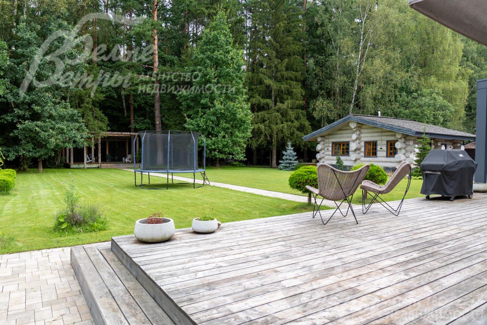 Вид с террасы дома на лес