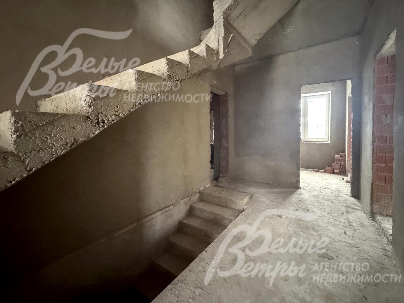 Смонтирована монолитная лестница, ведущая на второй, мансардный и цокольный этажи