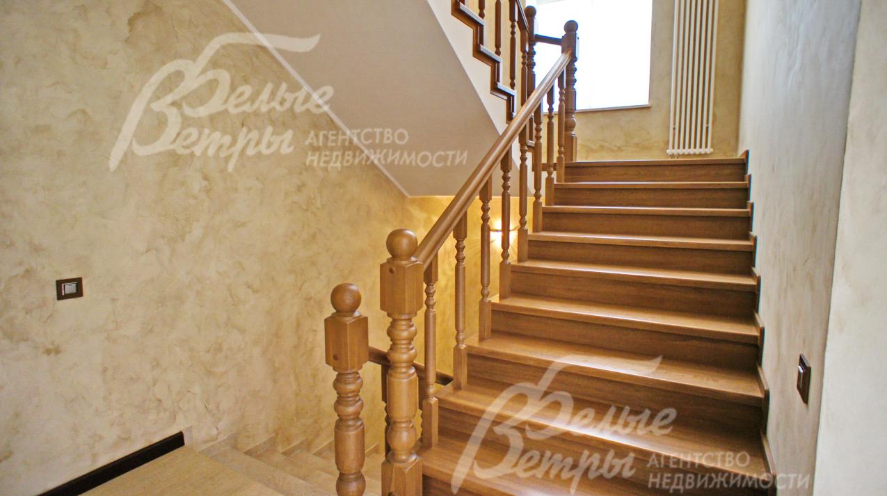 Лестница облицована дубом