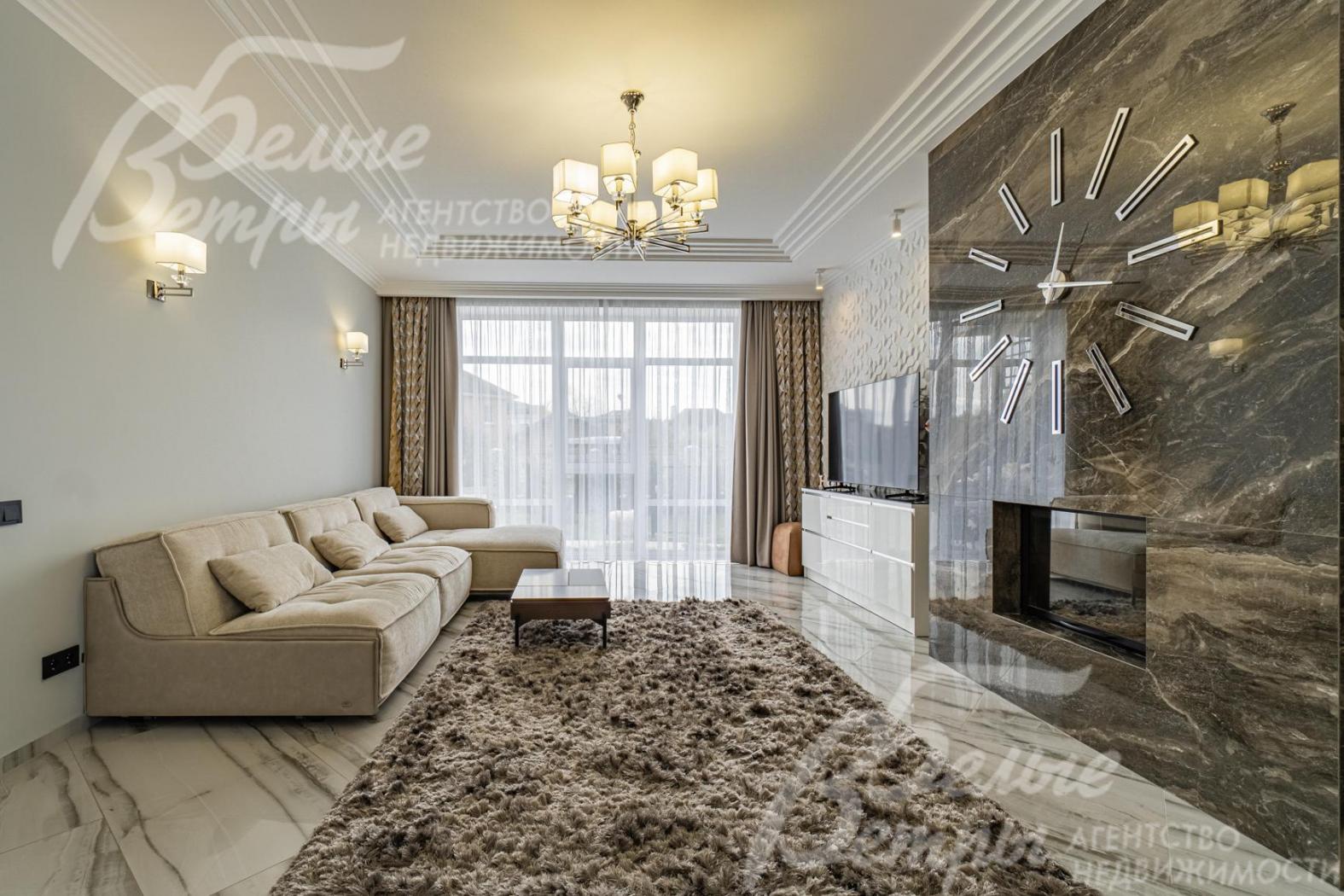 Светлая гостиная 28.5 кв.м с панорамными окнами