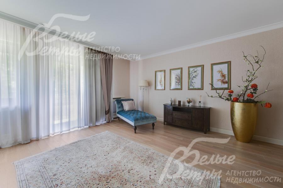 Мастер-спальня с выходом на балкон