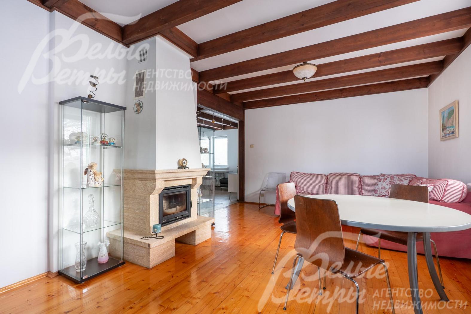 Зона гостиной с уютной каминной зоной (дровяной камин)