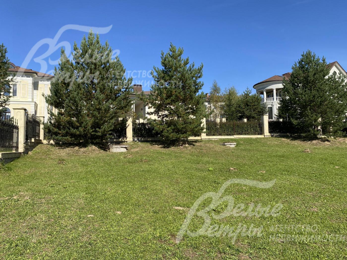 Все центральные коммуникации подведены к участку и входят в стоимость