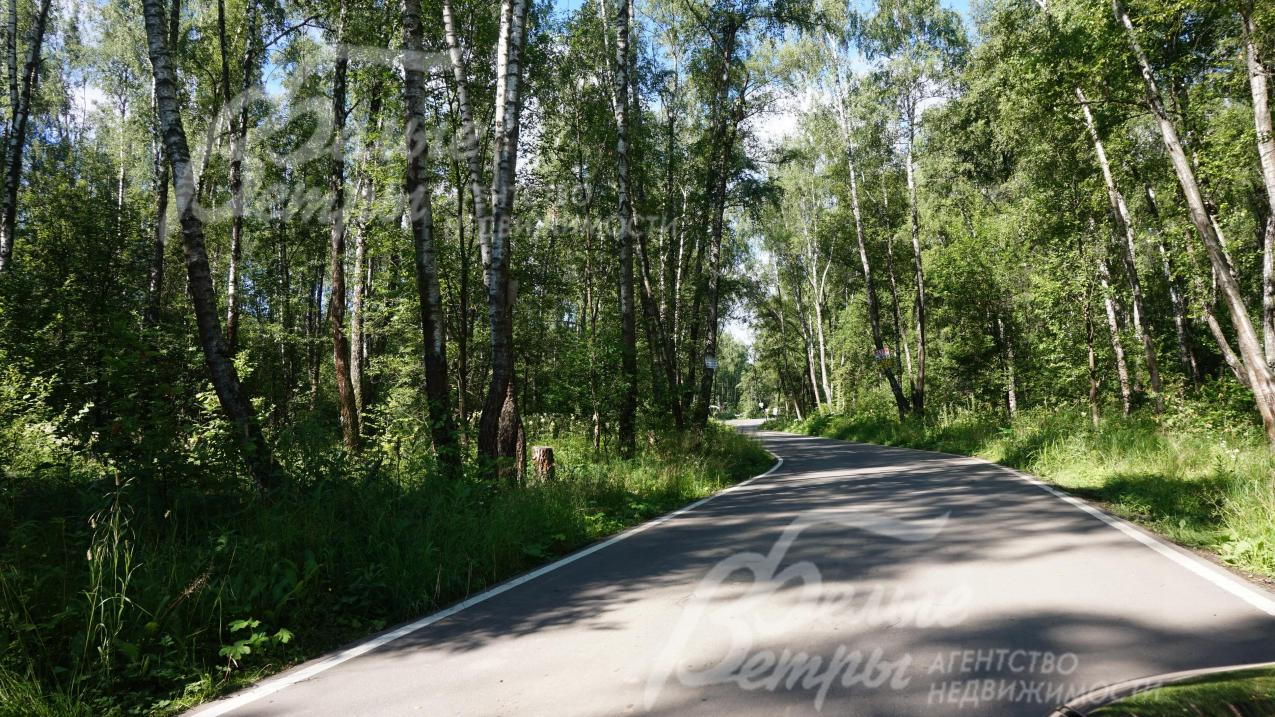 В поселок ведет асфальтированная двухполосная дорога