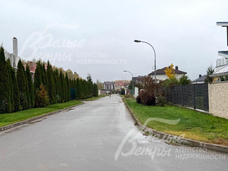 К участку ведёт широкая освещённая асфальтированная дорога