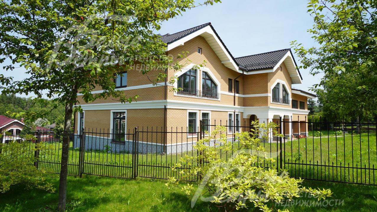 Участок со всех сторон огорожен кованым  забором на бетонном цоколе