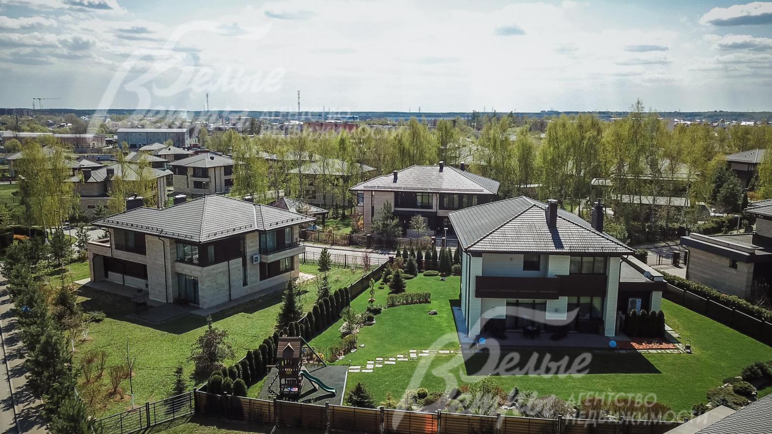 Вид на коттеджный поселок