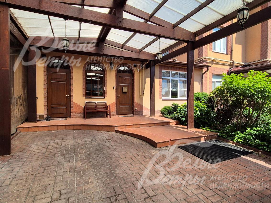 Навес для стоянки 3 авто перед таунхаусом.