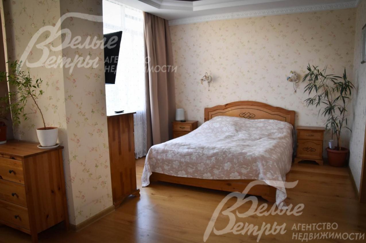 Мастер-спальня на втором этаже: установлен спальный гарнитур, спальная зона отделена декоративной перегородкой