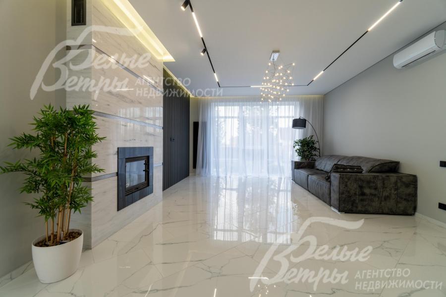 Выполнена дизайнерская отделка в стиле современной классики, преимущественно в светлых тонах