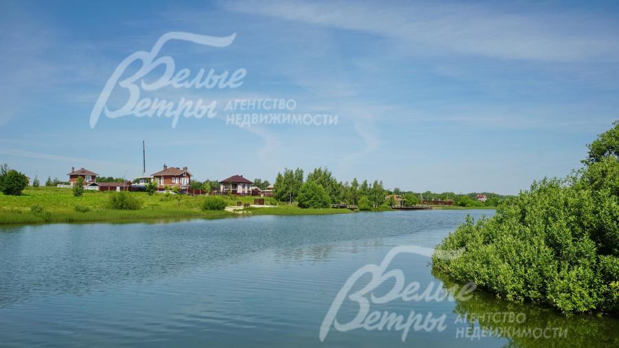 Есть свой небольшой причал, с которого можно рыбачить