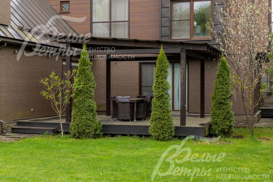 Уютная терраса с летней мебелью