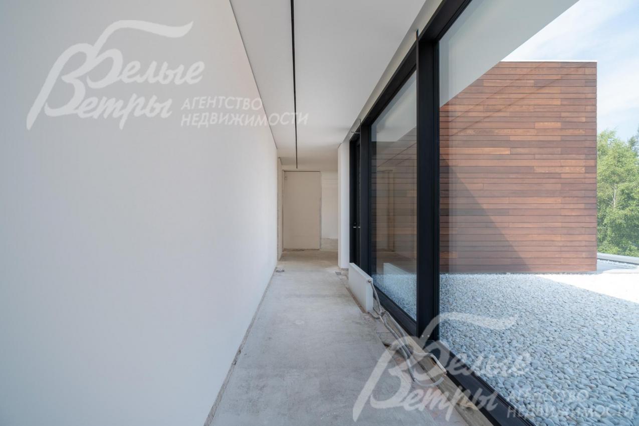 Вокруг дома созданы зоны с отделкой из галтованного мрамора